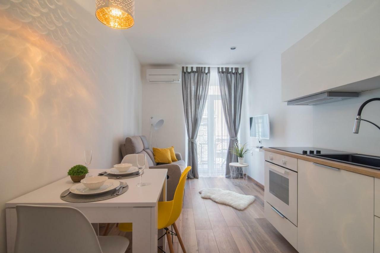 Leona Deluxe Apartments Pula Exterior photo