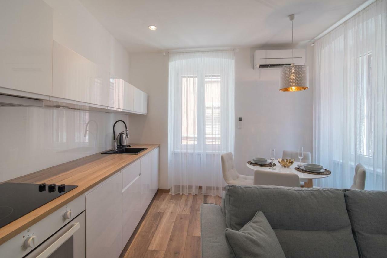 Leona Deluxe Apartments Pula Exterior photo