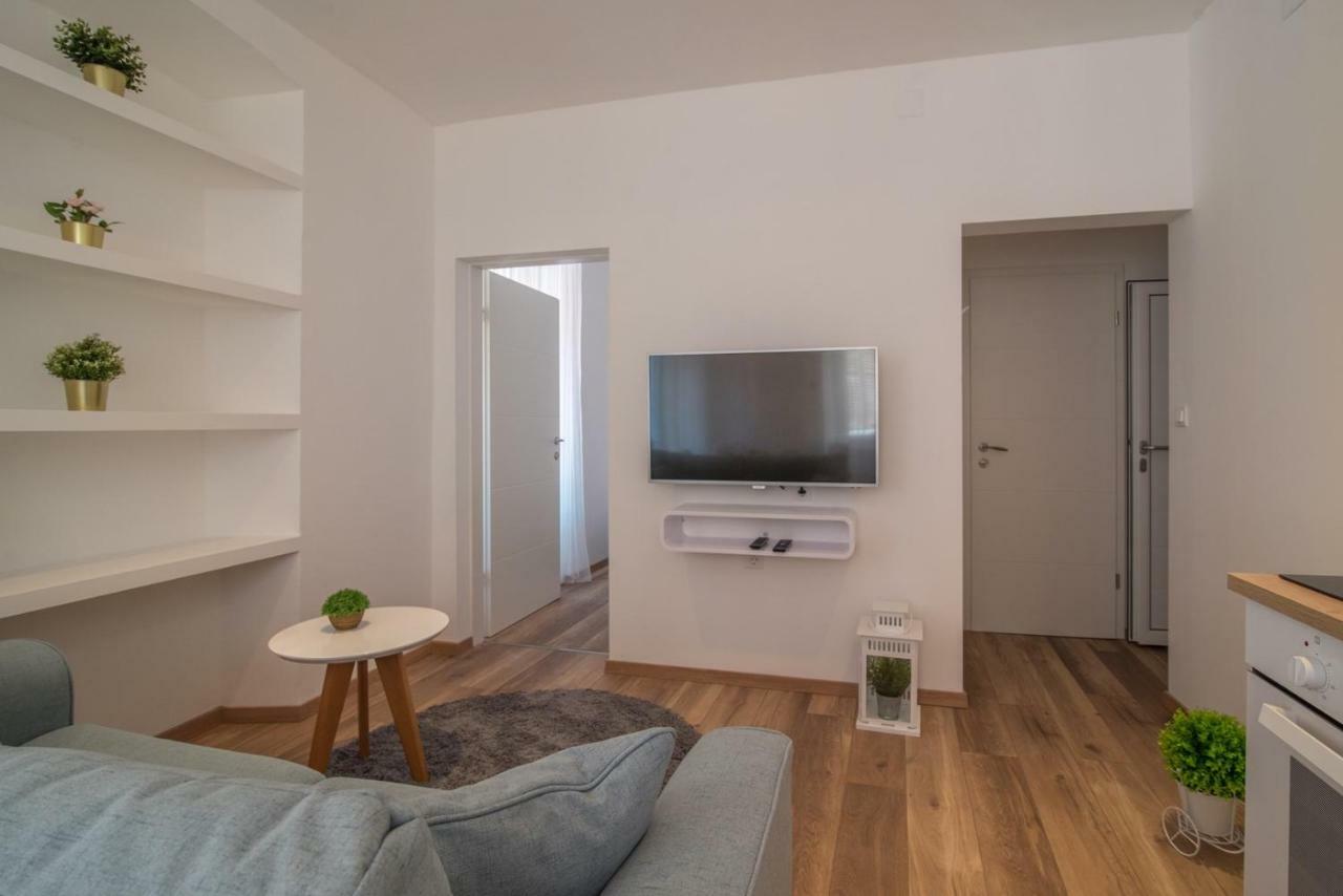 Leona Deluxe Apartments Pula Exterior photo