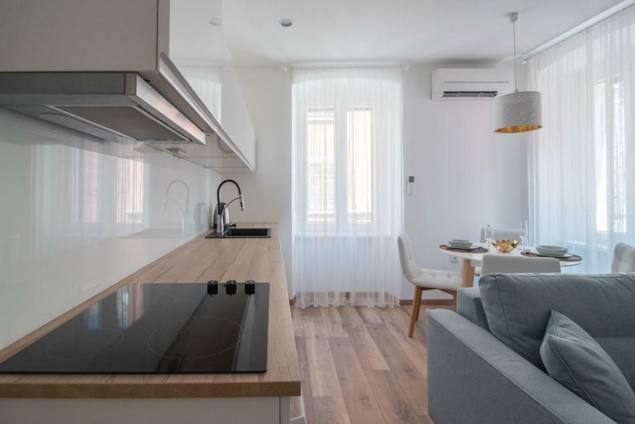 Leona Deluxe Apartments Pula Exterior photo