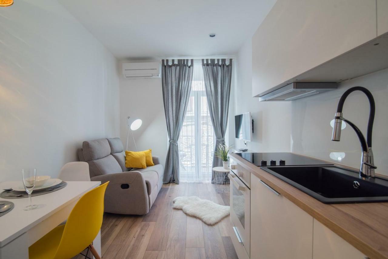 Leona Deluxe Apartments Pula Exterior photo
